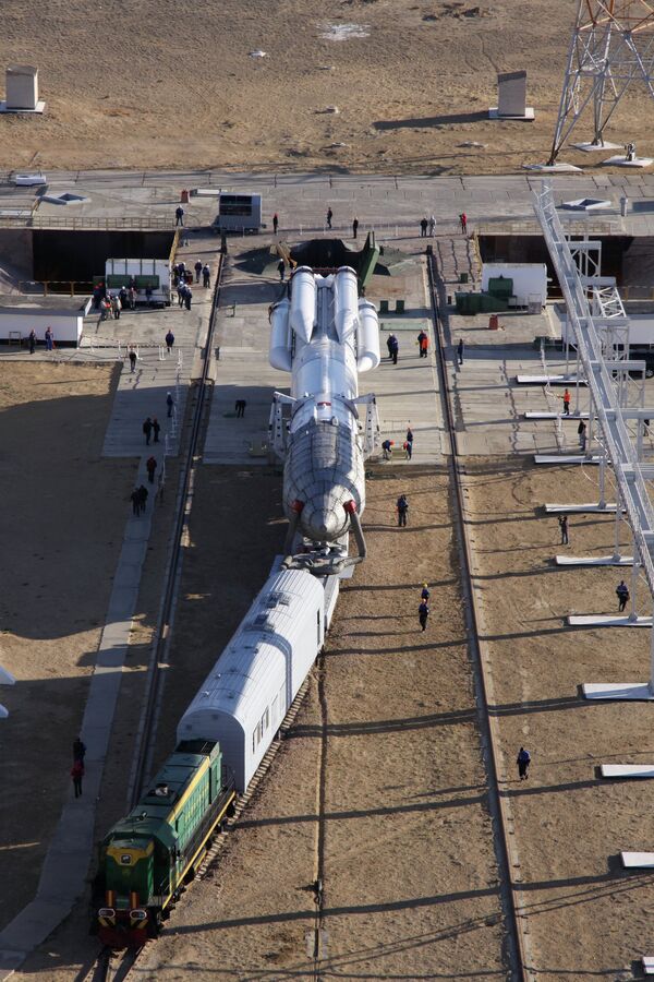 Вывоз ракеты Протон-М с космическим аппаратом КветцСат-1 на СК Байконура