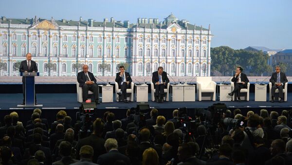 Президент России Владимир Путин выступает на панельной дискуссии в ходе пленарного заседания XIX Петербургского экономического форума