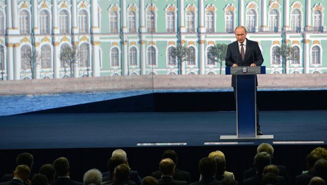 Президент России Владимир Путин на панельной дискуссии в ходе пленарного заседания XIX Петербургского экономического форума