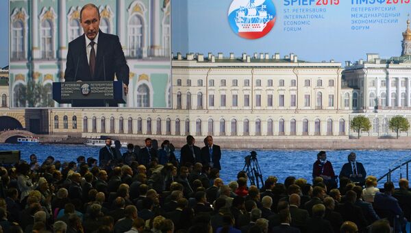 Монитор с изображением президента России Владимира Путина, выступающего на панельной дискуссии в ходе пленарного заседания XIX Петербургского экономического форума