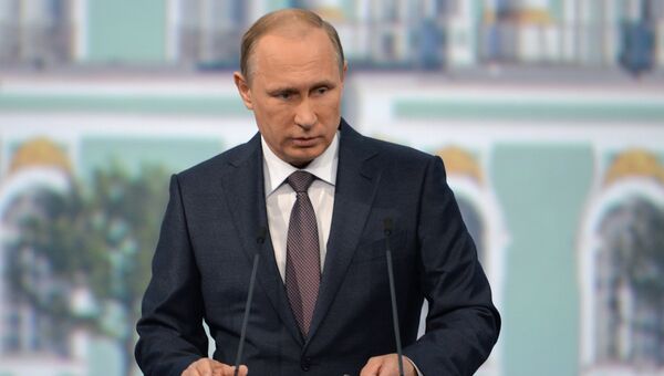 Президент России Владимир Путин на панельной дискуссии в ходе пленарного заседания XIX Петербургского экономического форума