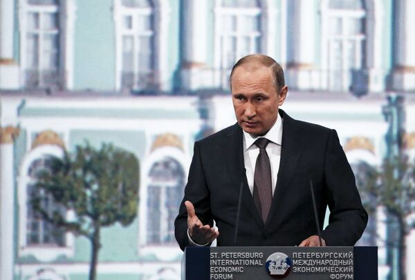 Президент России Владимир Путин на панельной дискуссии в ходе пленарного заседания XIX Петербургского экономического форума Президент России Владимир Путин на панельной дискуссии в ходе пленарного заседания XIX Петербургского экономического форума