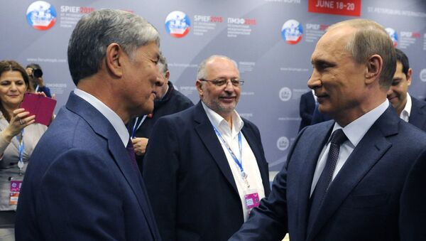 Президент России Владимир Путин и президент Киргизии Алмазбек Атамбаев перед началом панельной дискуссии в ходе пленарного заседания XIX Петербургского экономического форума