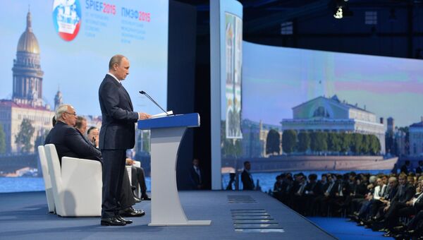 Президент России Владимир Путин на панельной дискуссии в ходе пленарного заседания XIX Петербургского экономического форума