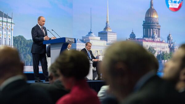 Президент России Владимир Путин выступает на панельной дискуссии в ходе пленарного заседания XIX Петербургского экономического форума