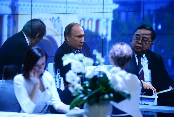 Трансляция выступления президента РФ Владимира Путина на панельной дискуссии в ходе пленарного заседания XIX Петербургского международного экономического форума Трансляция выступления президента РФ Владимира Путина на панельной дискуссии в ходе пленарного заседания XIX Петербургского международного экономического форума