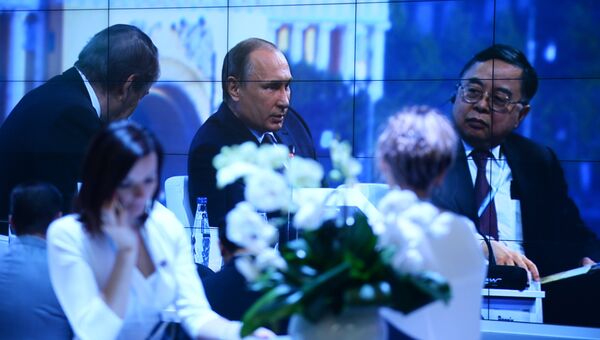 Трансляция выступления президента РФ Владимира Путина на панельной дискуссии в ходе пленарного заседания XIX Петербургского международного экономического форума