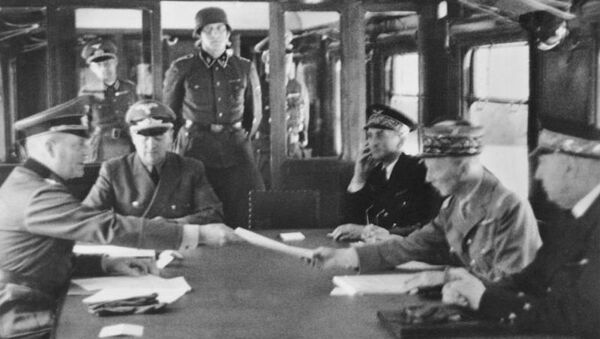 Вильгельм Кейтель и Шарль Хюнтцигер во время подписания перемирия, 22 июня 1940 года. Архивное фото