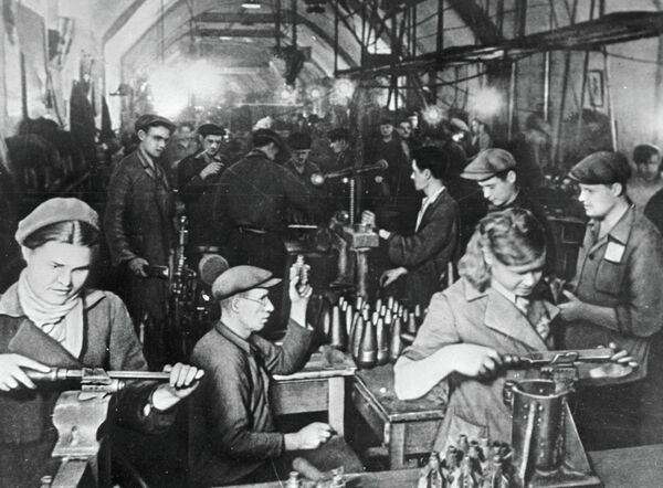 Работники севастопольского завода, перенесенного в штольню, производят боеприпасы.