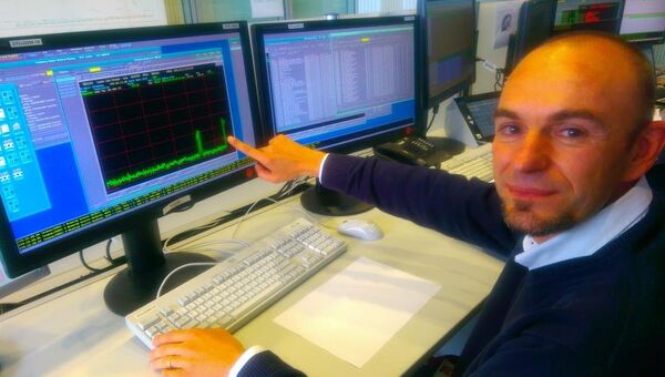 Инженер Роберто Порта получает данные по телеметрии, поступающие с «Филы»