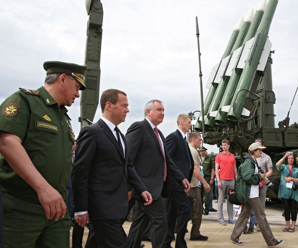 Премьер-министр РФ Д.Медведев посетил Международный военно-технический форум Армия-2015