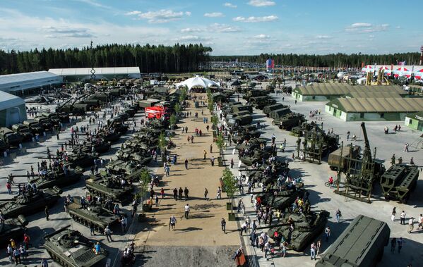 Военная техника на международном военно-техническом форуме АРМИЯ-2015 в Московской области