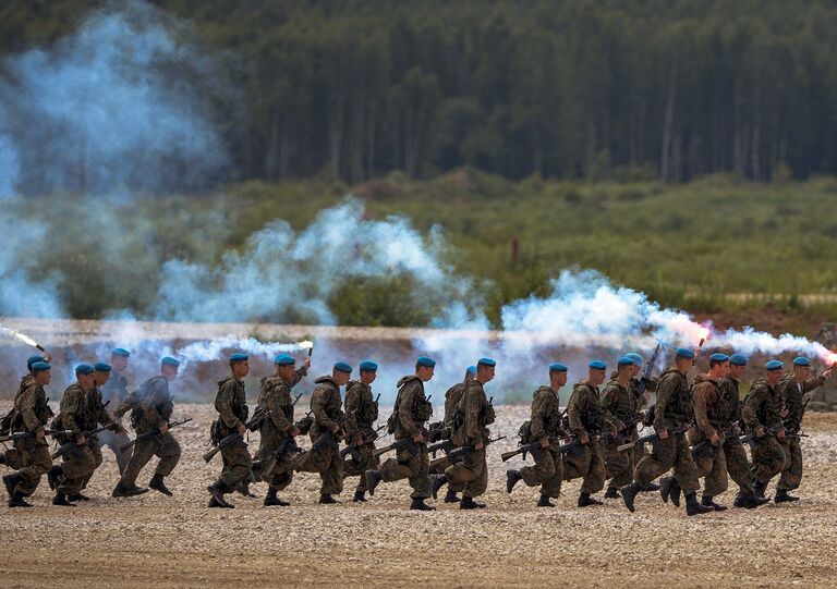 Военнослужащие на международном военно-техническом форуме АРМИЯ-2015 в Московской области