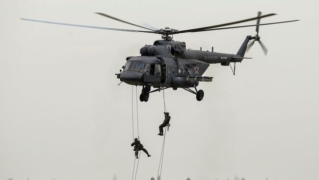 Военнослужащие десантируются с вертолета Ми-8АМТШ на международном военно-техническом форуме АРМИЯ-2015 в Московской области. Архивное фото