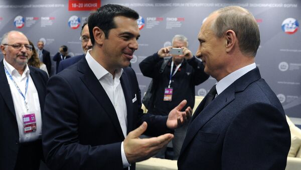 Президент России Владимир Путин и премьер-министр Греции Алексис Ципрас на панельной дискуссии в ходе пленарного заседания XIX Петербургского экономического форума