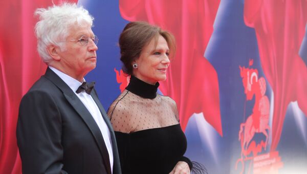 Режиссёр Жан-Жак Анно и английская актриса Жаклин Биссет на церемонии открытия 37-го ММКФ