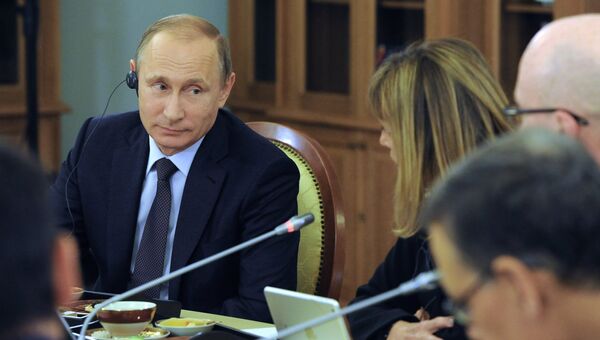 Президент России Владимир Путин во время встречи с руководителями ведущих мировых информационных агентств в рамках XIX Петербургского экономического форума.