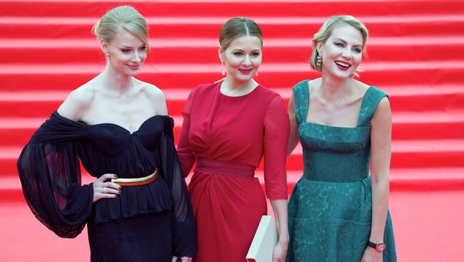 Актрисы Светлана Ходченкова, Мария Кожевникова и Рената Литвинова на церемонии открытия 37-го Московского международного кинофестиваля