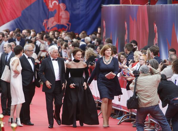 Председатель жюри основного конкурса 37-го ММКФ, французский режиссёр Жан-Жак Анно и член жюри, английская актриса Жаклин Биссет