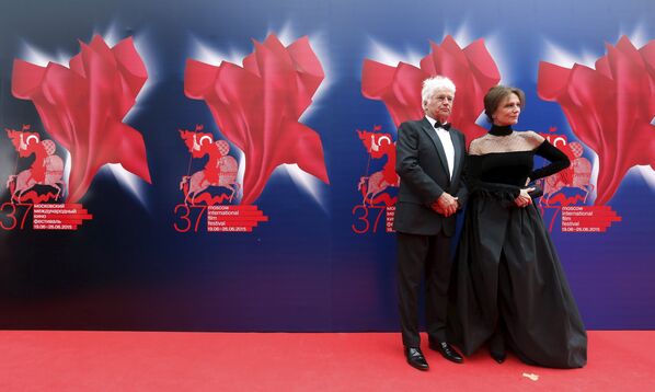 Жан-Жак Анно и Жаклин Биссет на церемонии открытия 37-го Московского международного кинофестиваля