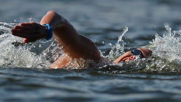 Российская спортсменка Анастасия Крапивина на дистанции 10 км на открытой воде. Архивное фото