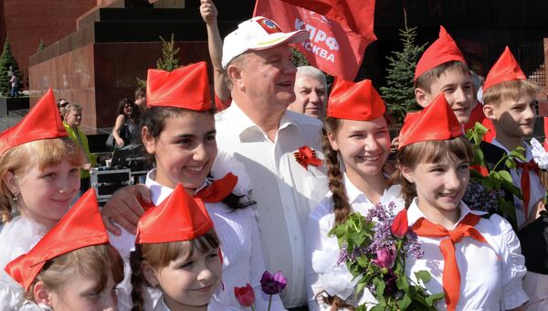 Лидер КПРФ Геннадий Зюганов с пионерами. Архивное фото