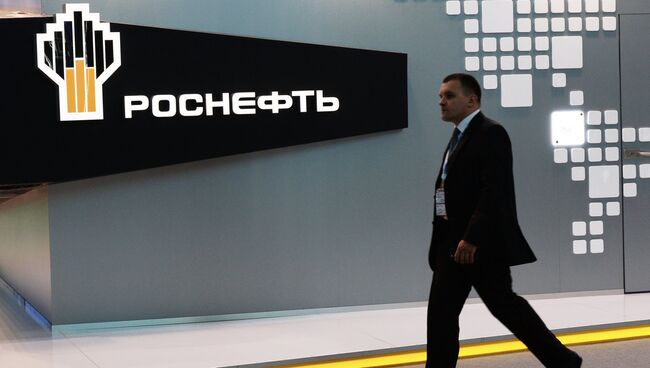 Посетитель проходит у павильона компании Роснефть на XIX Петербургском международном экономическом форуме.
