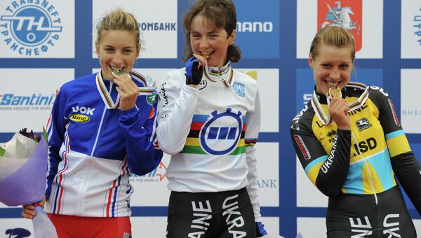 Слева направо: Полин Ферран Прево (2-е место, Франция), Анна Соловей (1-е место, Украина) и Елизавета Ошуркова (3-е место, Украина). Архивное фото