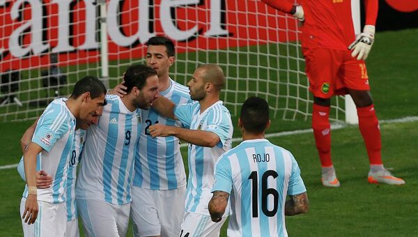 Игроки сборной Аргентины празднуют гол Гонсало Игуаина