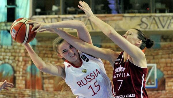 Игрок сборной России Мария Вадеева (слева) и игрок сборной Латвии Иева Кулите. Архивное фото