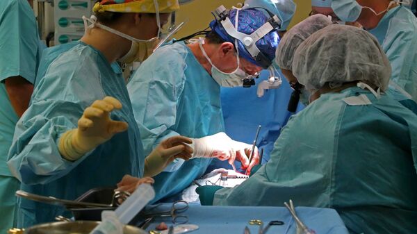 Хирурги проводят операцию. Архивное фото