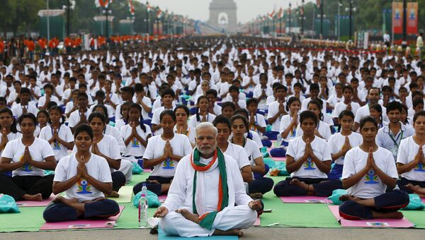 Премьер Индии провел занятие йогой для тысяч человек в центре Нью-Дели, 21 июня 2015