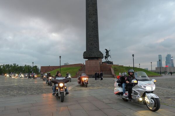Байкеры клуба Ночные волки - участники акции Свеча памяти на Поклонной горе в Москве