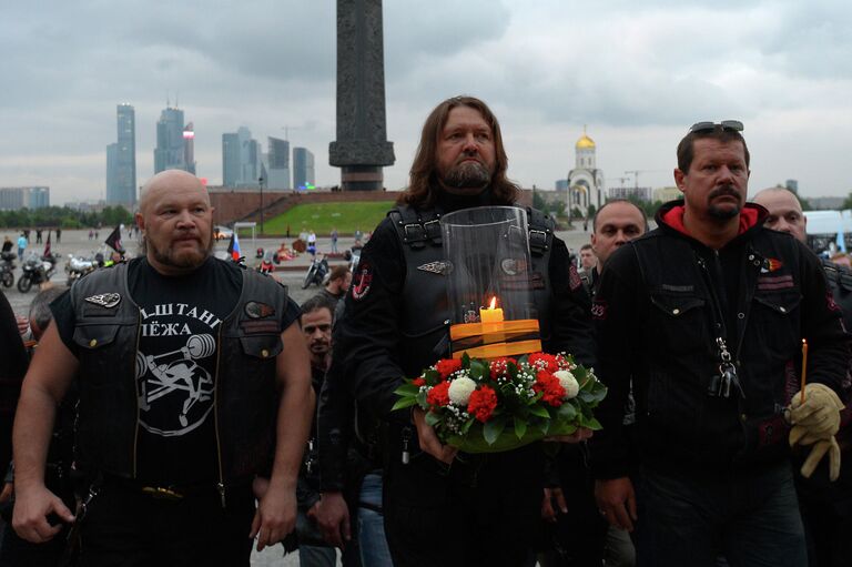 Председатель комиссии по миграционной политике, межнациональным и межконфессиональным отношениям Общественной палаты Московской области, один из лидеров байкерского клуба Ночные волки Алексей Вайц во врмя акции Свеча памяти на Поклонной горе в Москве