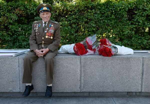 Участник митинга-реквиема и шествия памяти героев Великой Отечественной войны под лозунгом Никто не забыт, ничто не забыто в Киеве
