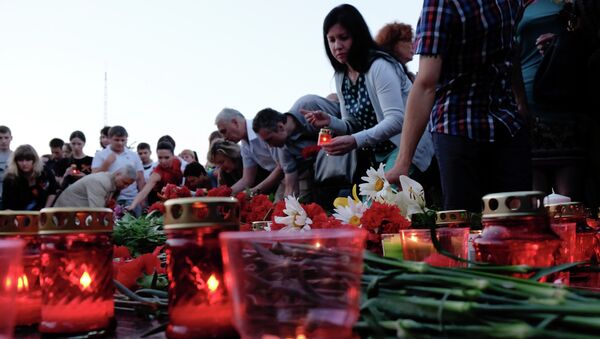 Участники акции Свеча памяти возлагают цветы к Вечному огню в Краснодаре