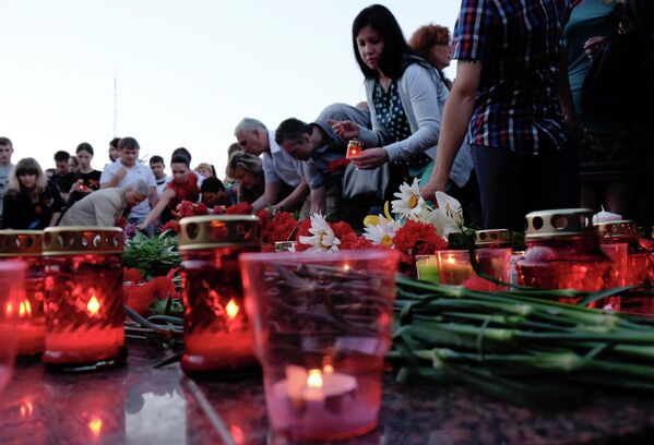 Участники акции Свеча памяти возлагают цветы к Вечному огню в Краснодаре