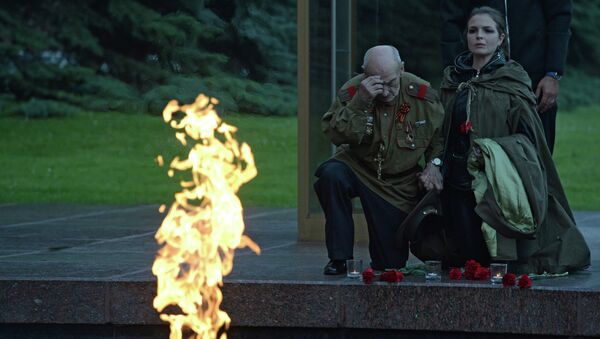 Участники акции Вахта памяти. Вечный огонь 2015 возлагают цветы к Вечному огню в Александровском саду в Москве