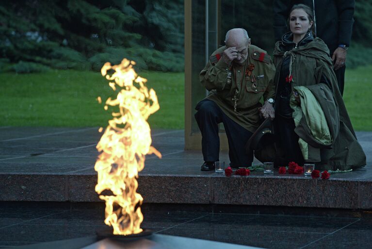 Участники акции Вахта памяти. Вечный огонь 2015 возлагают цветы к Вечному огню в Александровском саду в Москве