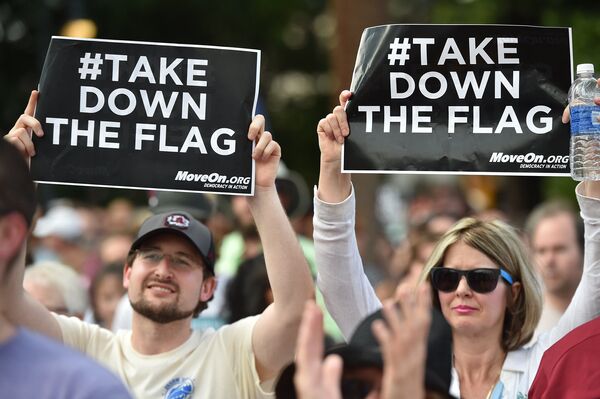 Сотни людей собрались на акцию протеста с требованием убрать флаг Конфедерации