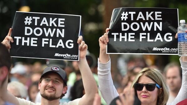 Сотни людей собрались на акцию протеста с требованием убрать флаг Конфедерации, 20 июня 2015. Архивное фото