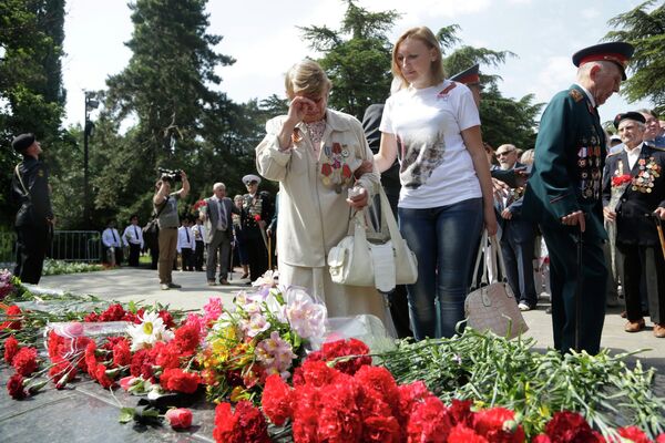 Жители Симферополя возлагают цветы к Могиле Неизвестного солдата в День памяти и скорби