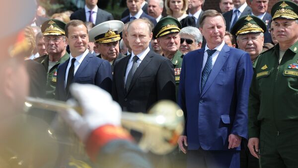 Церемония возложения венка к Могиле Неизвестного солдата в Александровском саду