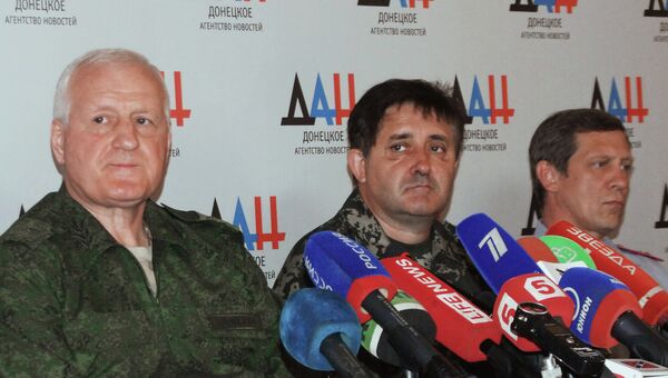 Александр Коломиец (слева), представившийся генерал-майором вооруженных сил Украины
