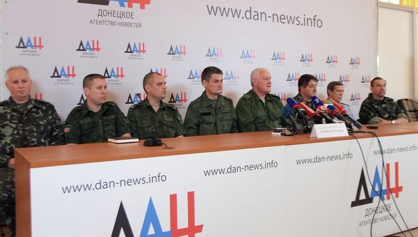 Александр Коломиец (четвертый справа), представившийся генерал-майором вооруженных сил Украины