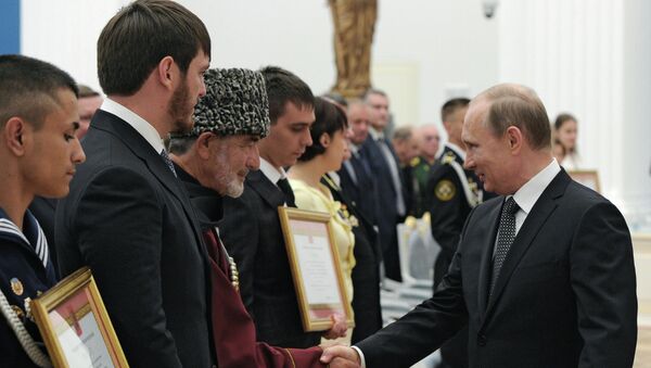 Президент России Владимир Путин на церемонии вручения грамот о присвоении звания Город воинской славы