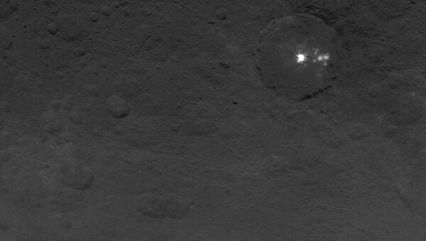 Новая фотография белых пятен на поверхности Цереры