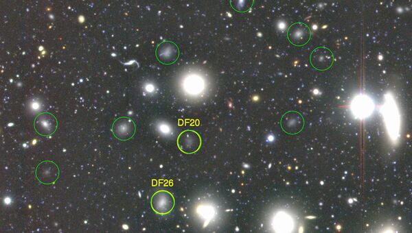Фотография нескольких сверхтемных галактик, полученная телескопом Субару