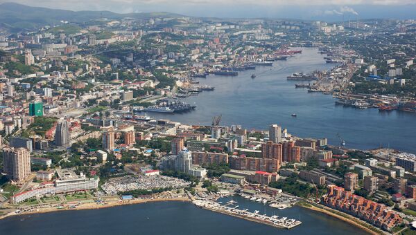 Город Владивосток. Вид на бухту Золотой Рог. Архивное фото