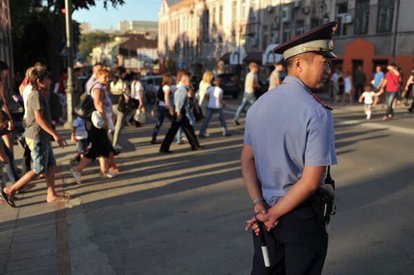 Сотрудник полиции регулирует движение на улице Пограничная во Владивостоке